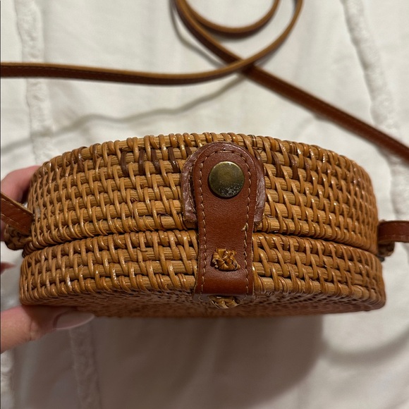 Round basket crossbody purse with floral lining. - Picture 3 of 4